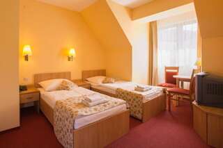 Отель Ski Hotel Пивнична Двухместный номер с 2 отдельными кроватями-7